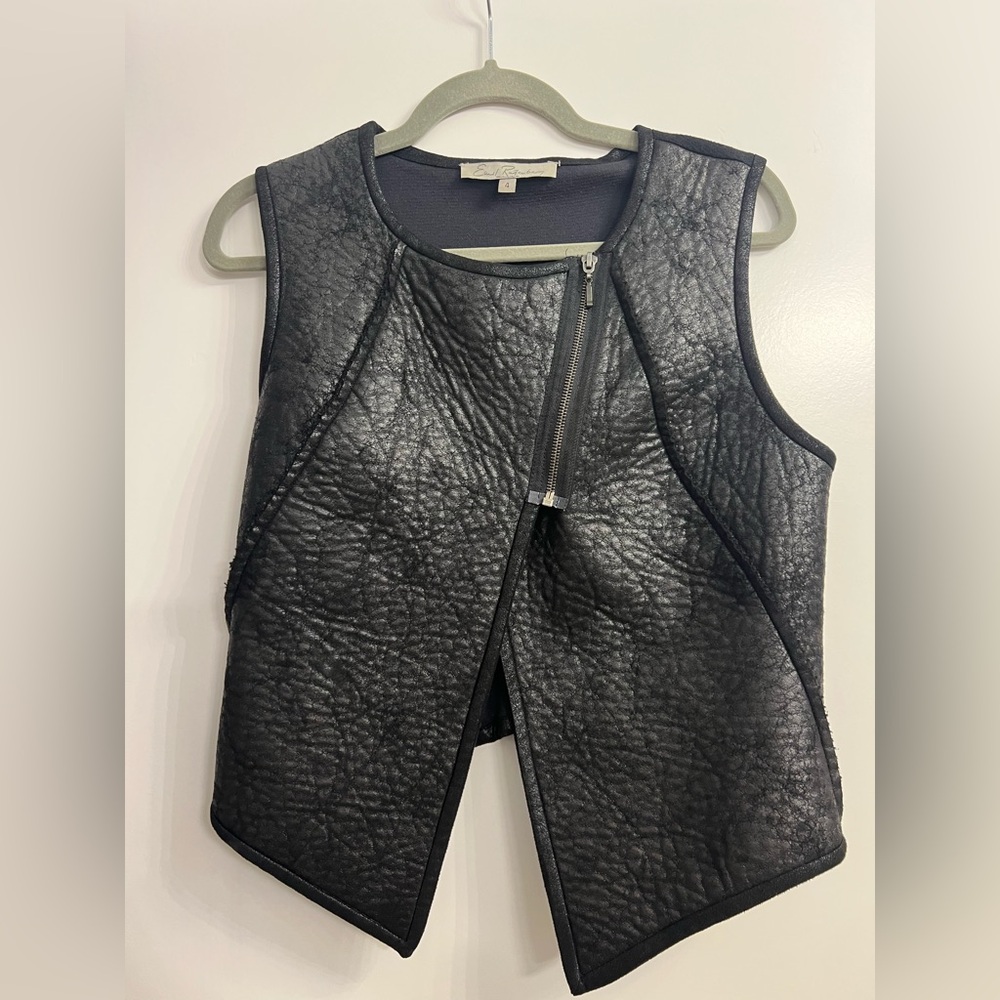 LN Earl Rutenberg black vest faux leather 4 stretch back crop zip asymmetric